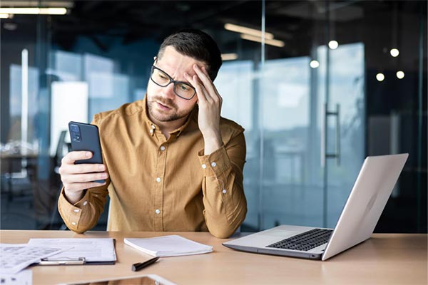Empresário frustrado com falta de clientes online
